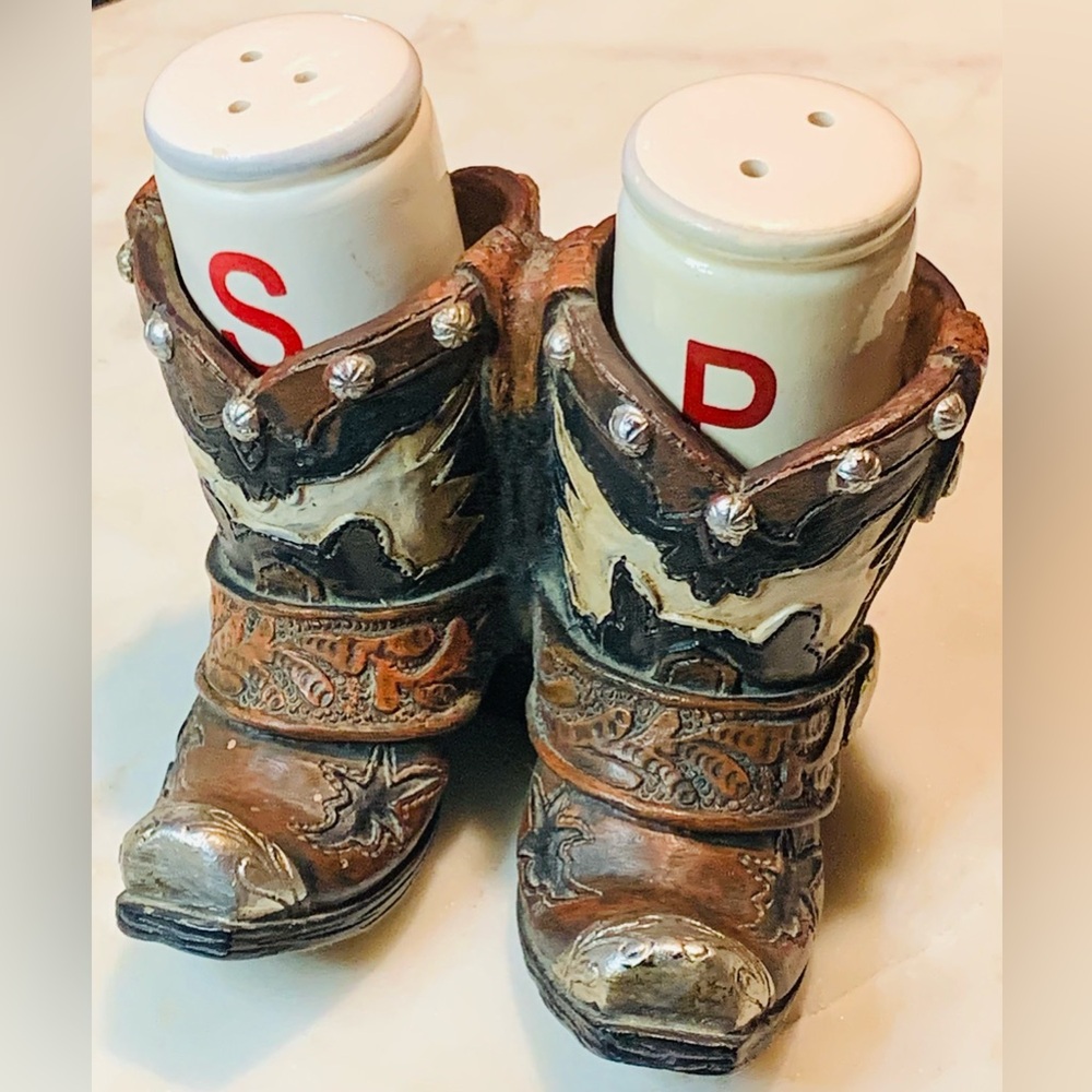 SALT PEPPER SHAKER HOLDER SET COWBOY BOOTS SPURS RUSTIC COUNTRY KITCHEN DECOR
